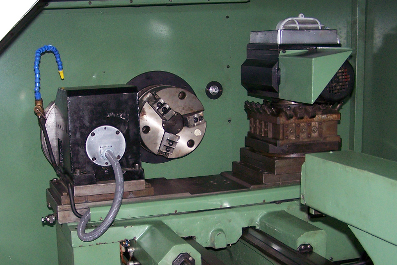Револверна глава, монтирана на CNC струг